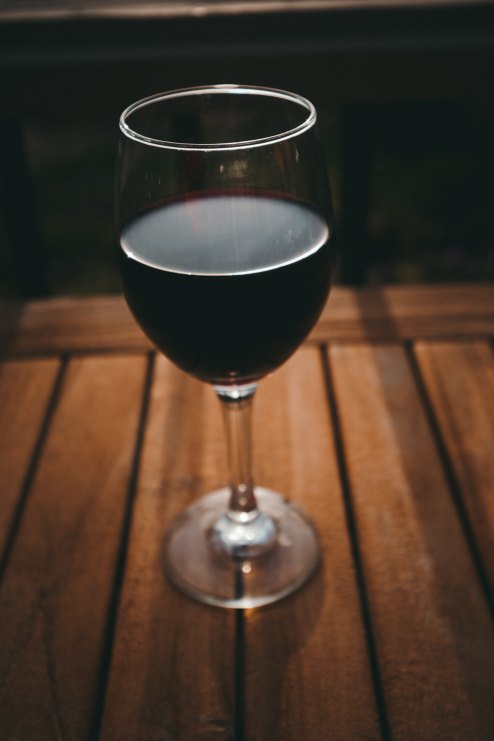 red wine kyle-loftus-594511-unsplash