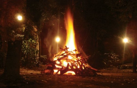 https://lizleafloor.files.wordpress.com/2014/11/samhainbonfire.jpg