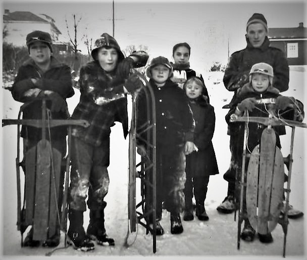 Masontown Neighbors sledding 001 (3)